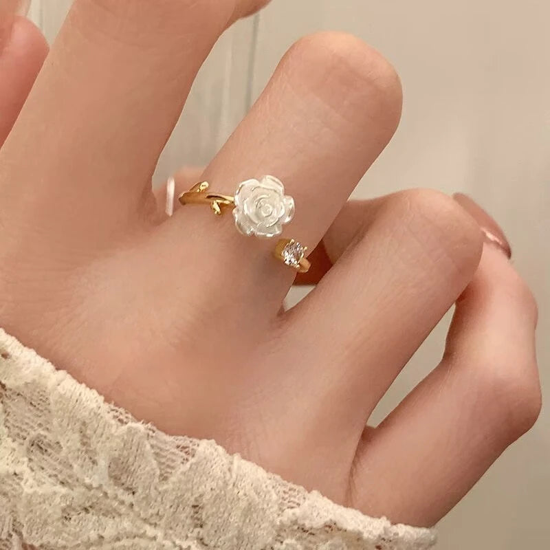 anillo  Silver Color Lightning y flor de camelia Adjustable